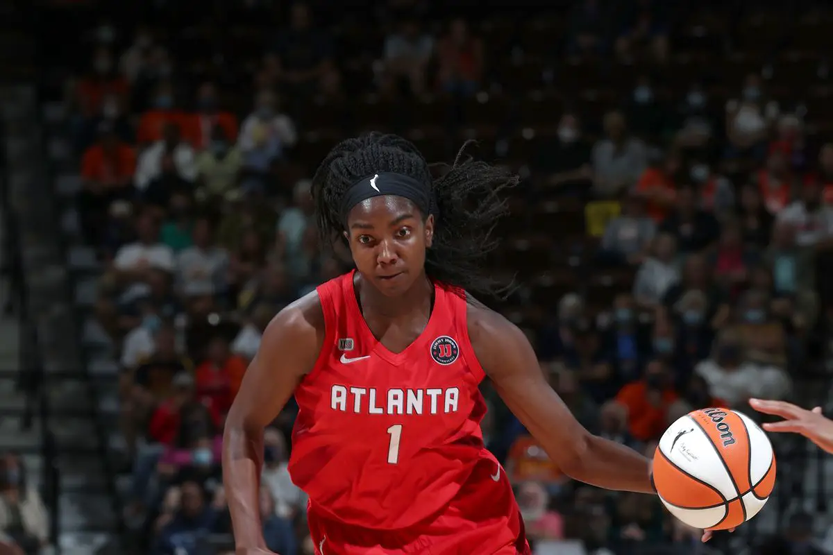 Elizabeth Williams of the Atlanta Dream Continues to Embrace